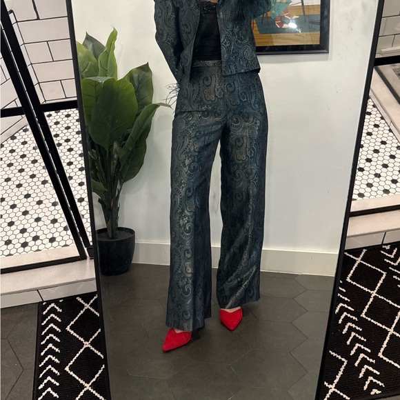 Elegant Teal Paisley Women's Suit - Picture 3 of 11